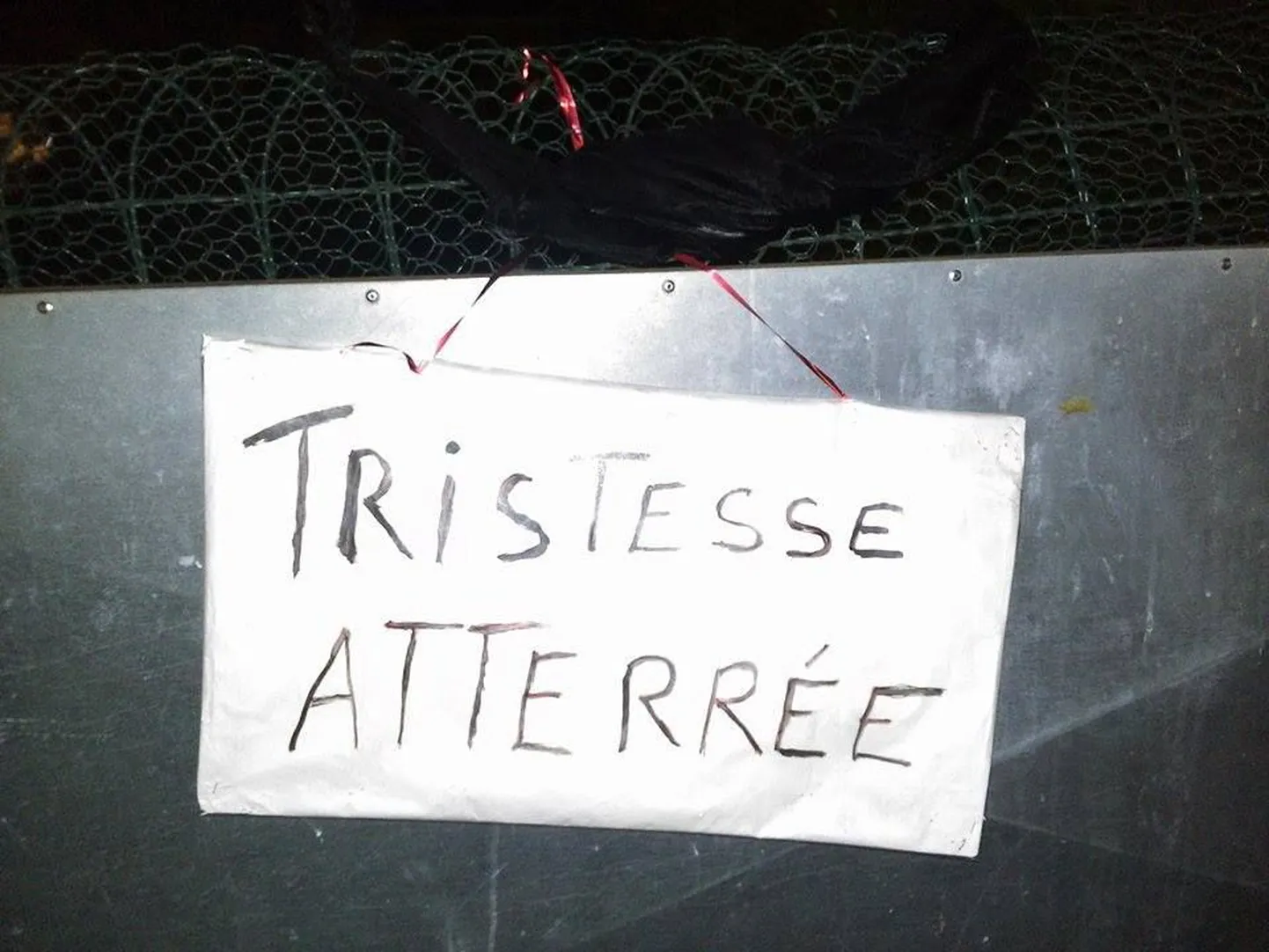 "Kurbus. Šokeeritud". Marmande´i linnas rippus ühe aia küljes loosung koos musta salliga.