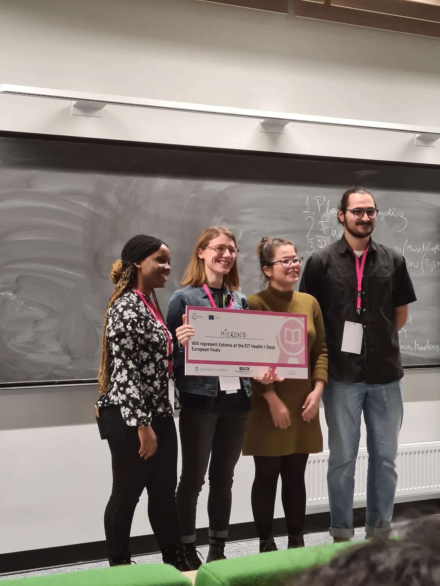 Micronsite võistkond, kaks bioloogi, keemik ja materjaliteadlane ning insener ja disainer ehk (vasakult) Ugochi Jennifer Nwaokorie, Alexandra Elsakova, Alina Ismagilova ja Ali Jafarov. Foto Tartu bioinnovatsioonipäevade lõpetamiselt.
