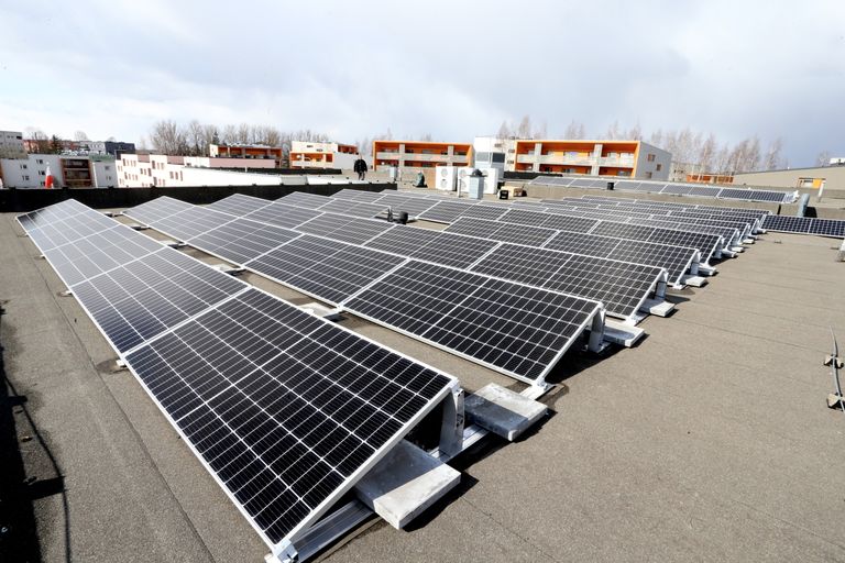 Päikesepaneelid aitavad toota rohelist energiat, kuid võrk peab selle tootmisega paremini arvestama. Pildil päikesepaneelid Klaabu lasteaia katusel.