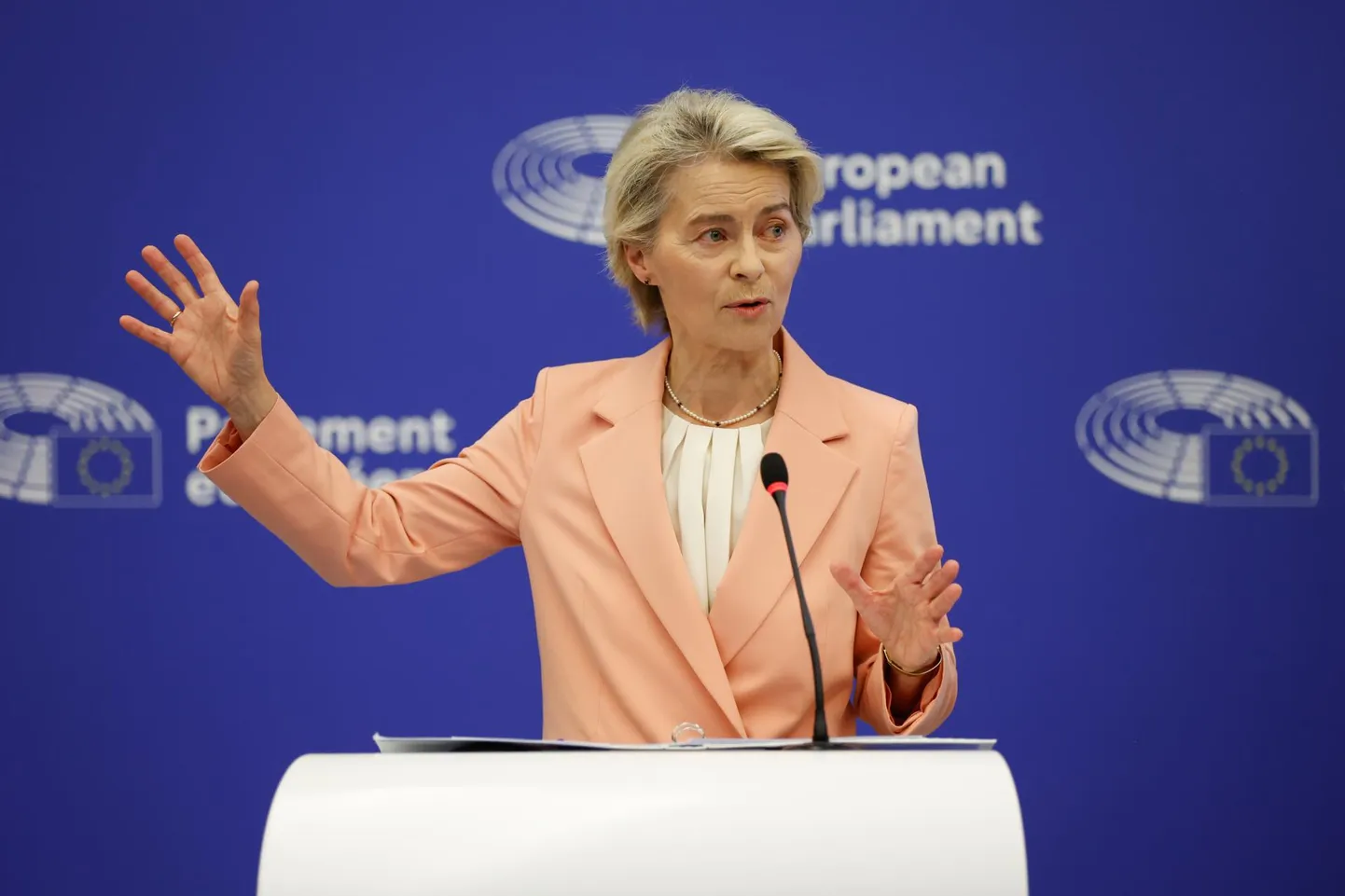 Euroopa Komisjoni president Ursula von der Leyen septembris oma volinikekolleegiumi plaanitavat tööjaotust tutvustamas. Mõne pisikese kohendamisega kinnitatakse koosseis täna Euroopa Parlamendis ametisse.