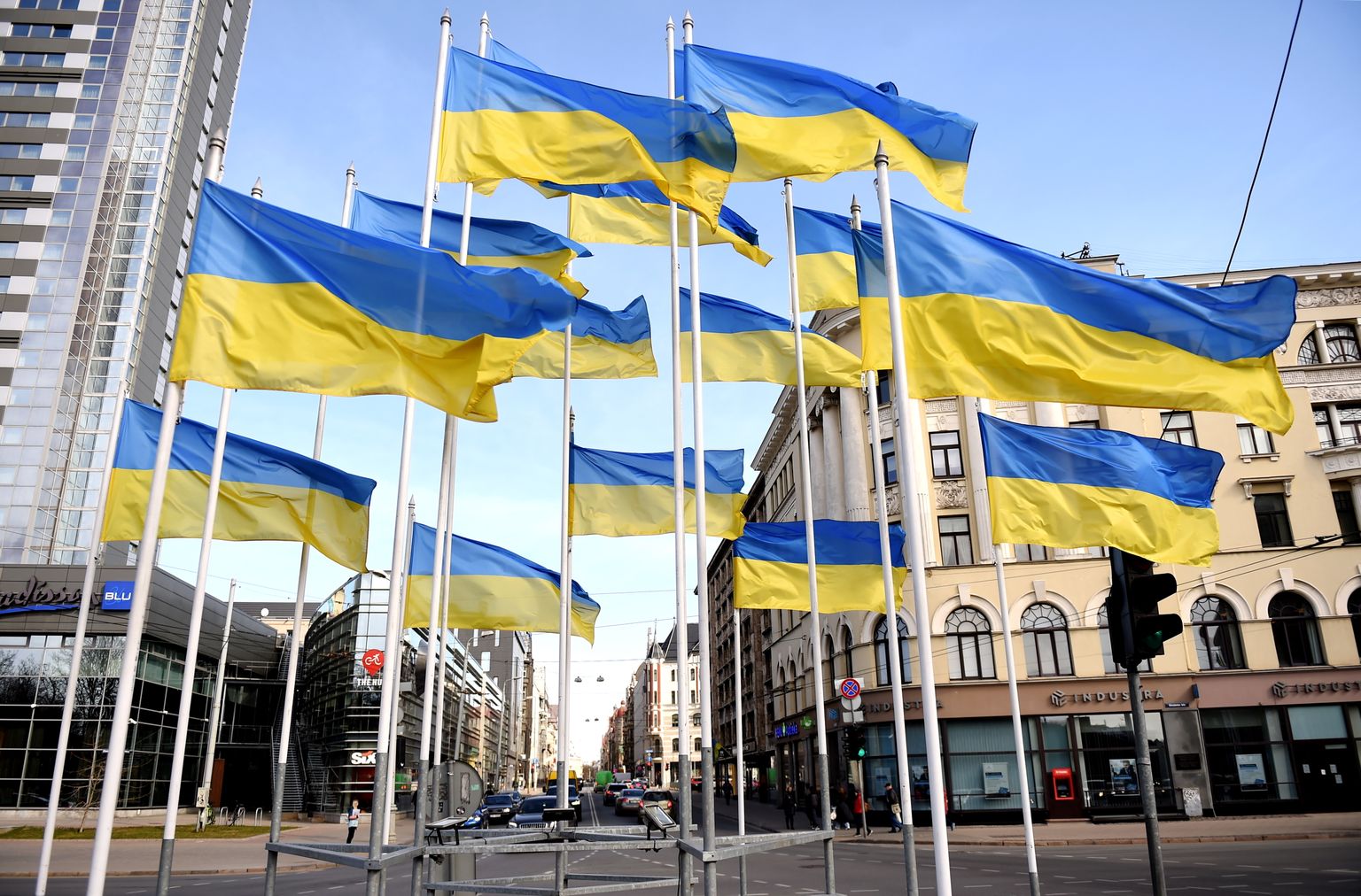 Ukrainas karogi Brīvības bulvāra un Elizabetes ielas krustojumā.