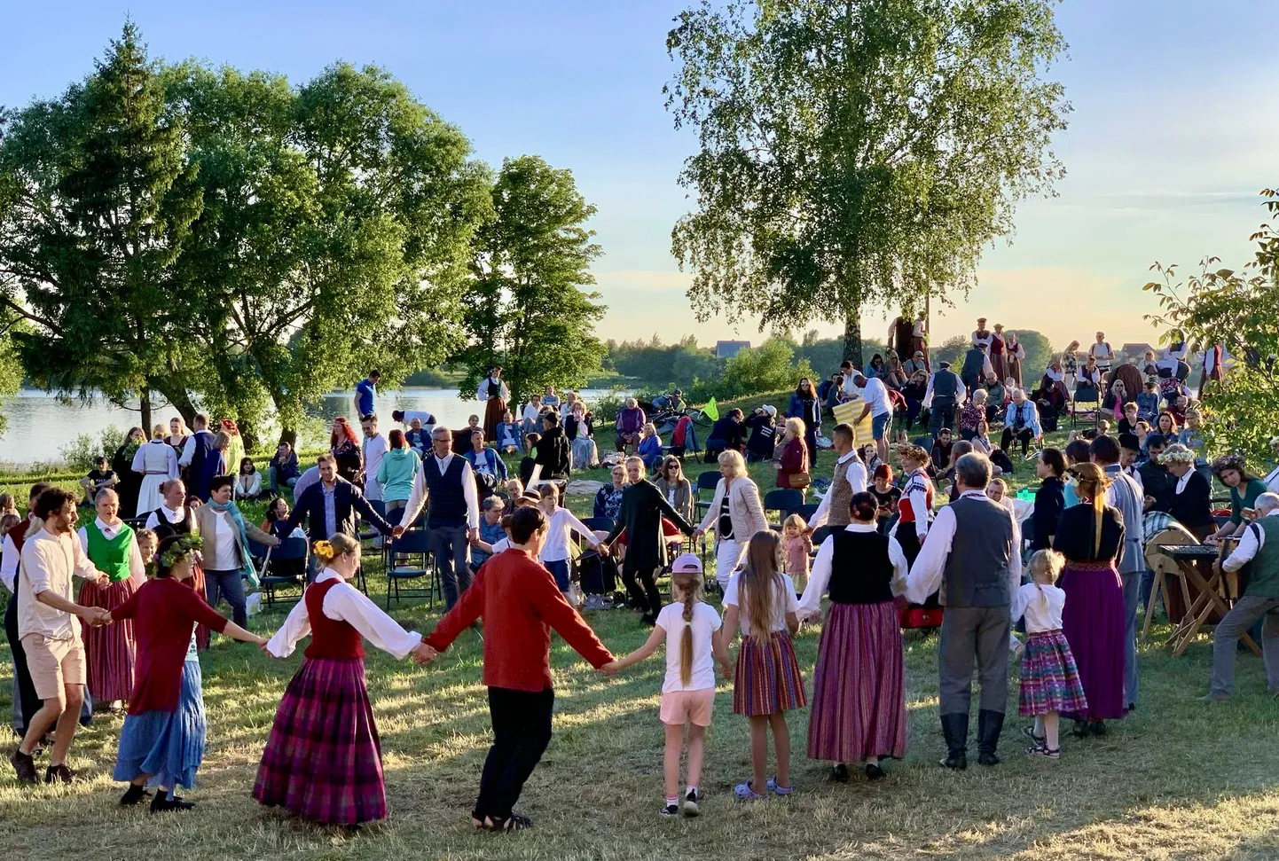Jāņabērni dejo Mazjumpravas muižas Skroderdienā, Daugavas krastā.