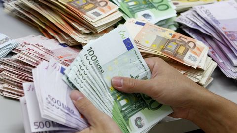 Средняя брутто-зарплата за год выросла до 1221 евро