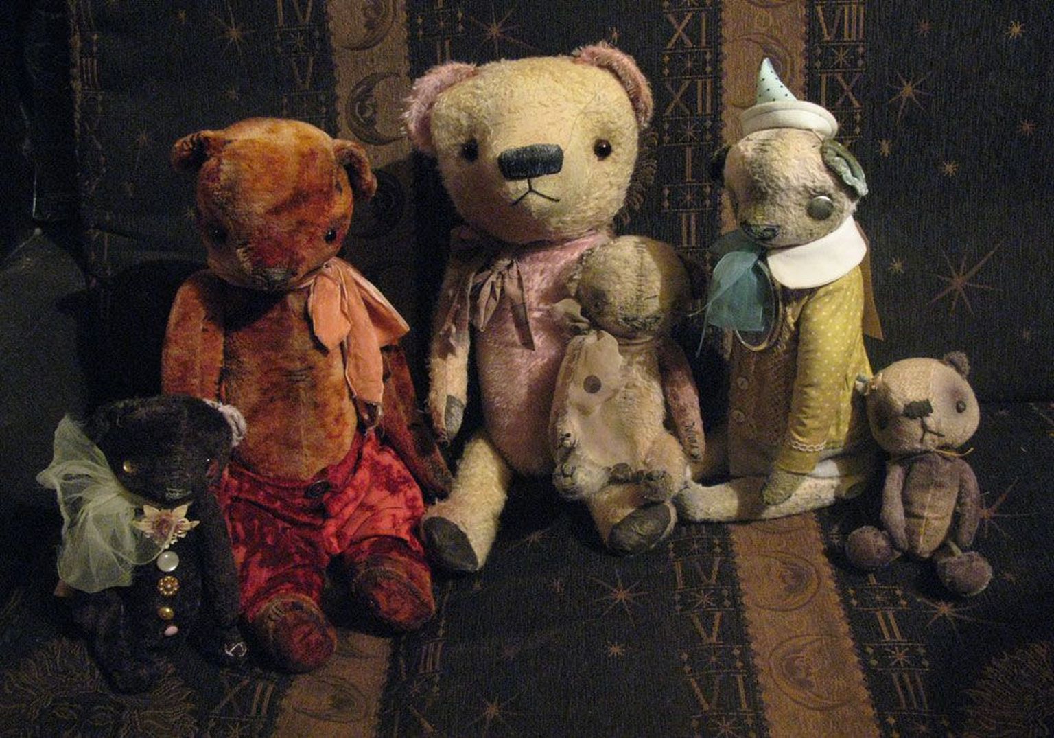 Обладательница крупнейшей в странах Балтии коллекции медвежат художница Света Алексеева к 110-му юбилею мишки Тедди готовит выставку избранных экспонатов и фотографий, посвященных медведям.