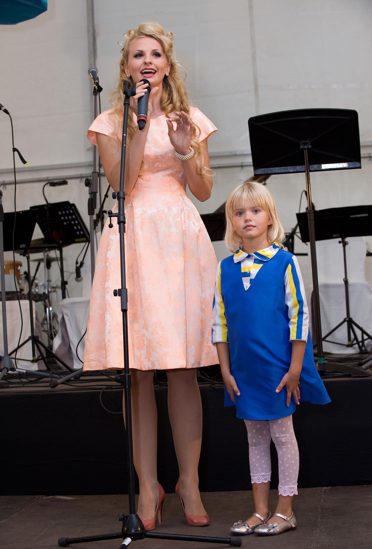 Maiuspala tüdruk Sonja koos Elina Pähklimägiga