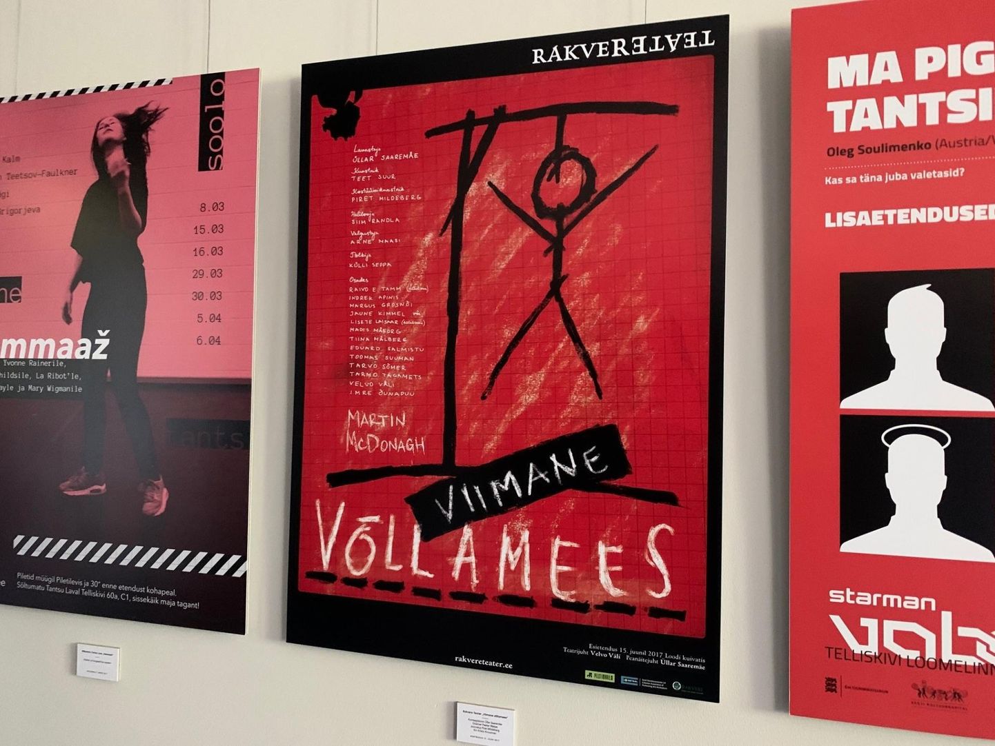 Rakvere teatrit esindab näitusel Üllar Saaremäe lavastuse "Viimane võllamees" (kunstnik Teet Suur) plakat.