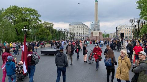 В Риге проходит шествие за снос памятника советским воинам