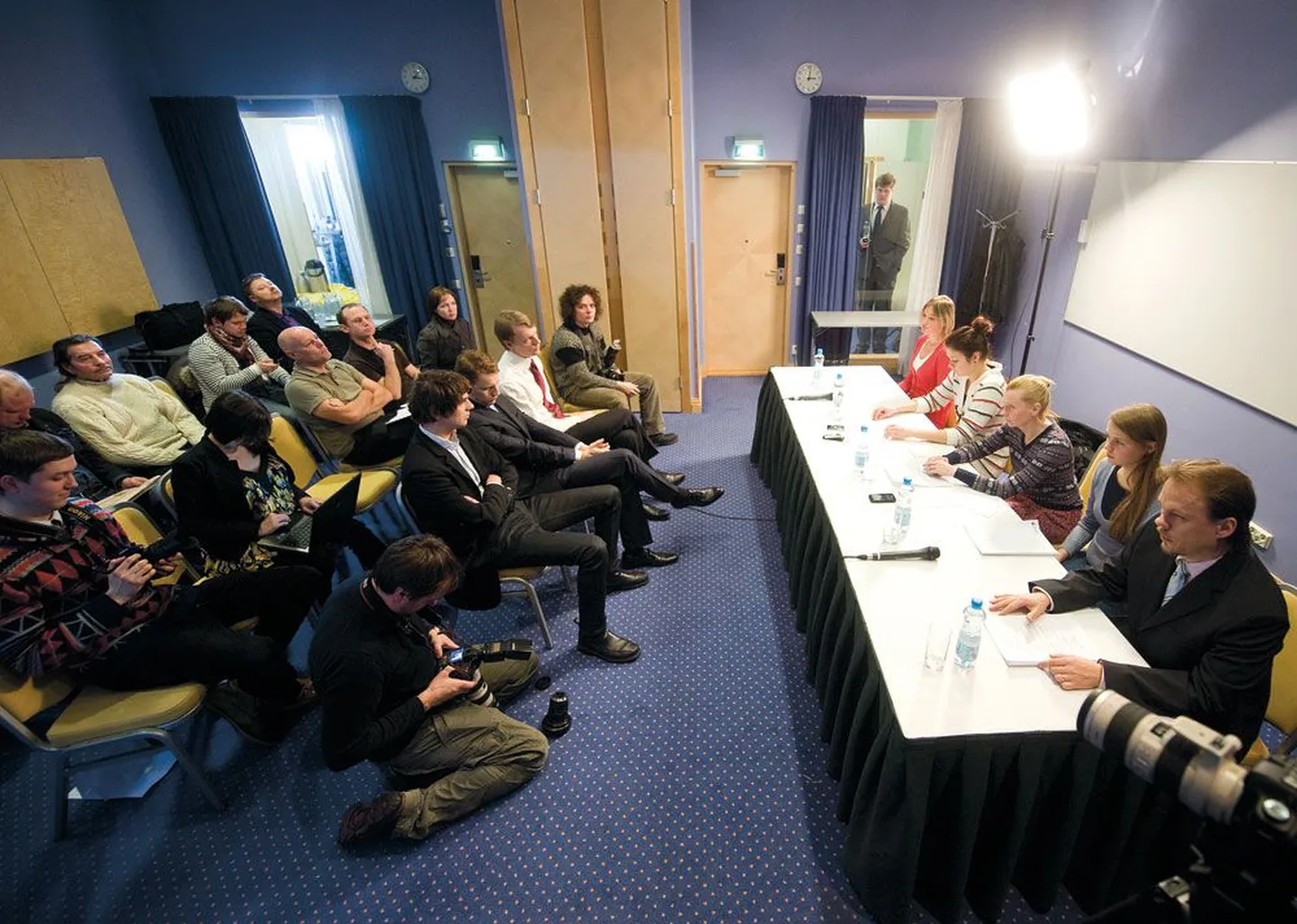 Telesarja «Alpimaja» võtted Radissoni hotellis. Filmitakse stseeni ujumisliidu pressikonverentsilt, kus ajakirjanike ette astuvad dopinguga vahele jäänud ujumiskoondislased ja nende treener.