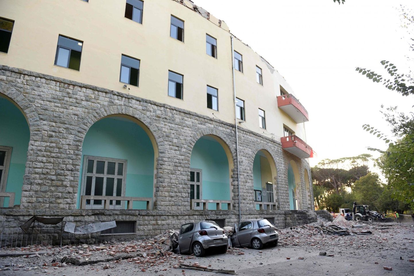 Päästetöötajad likvideerivad täna mitut Albaania linna tabanud tugeva maavärina tekitatud kahjustuste tagajärgi. Juuresolev pilt on tehtud Tiranas.