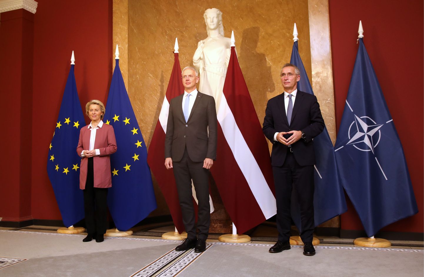 Eiropas Komisijas priekšsēdētāja Urzula fon der Leiena, Ministru prezidents Krišjānis Kariņš un NATO ģenerālsekretārs Jenss Stoltenbergs pirms tikšanās Ministru kabinetā, kurā pārrunās aktuālo situāciju uz Eiropas Savienības ārējās robežas ar Baltkrieviju un reģionālās drošības jautājumu.