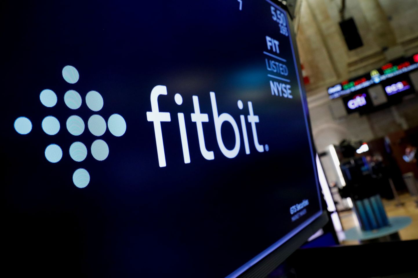 Inimese aktiivsust jälgivaid seadmeid tootva Fitbiti logo.