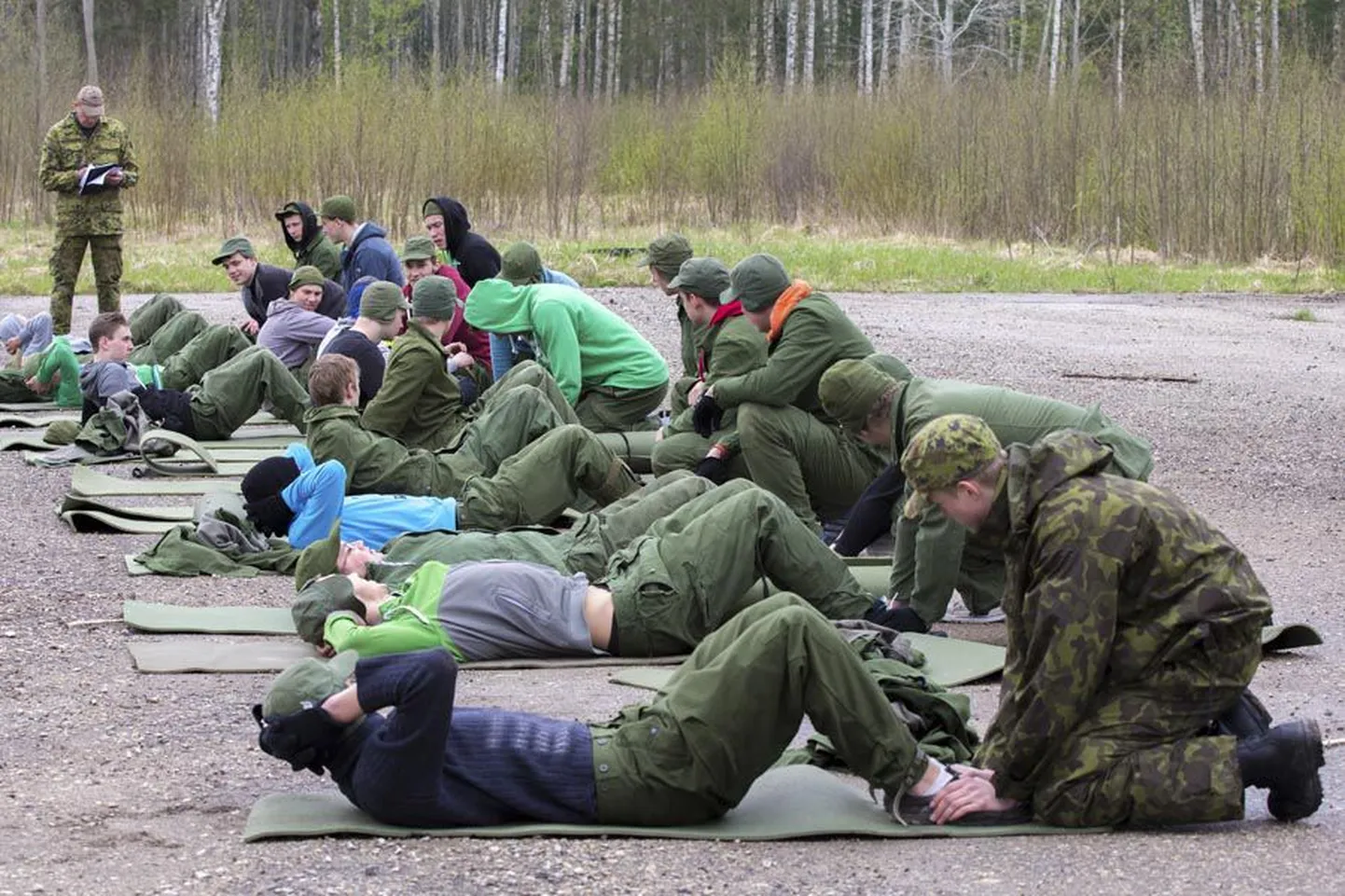 Viljandi gümnaasiumi ja kutseõppekeskuse poistel oli eile riigikaitselaagris käsil NATO test.