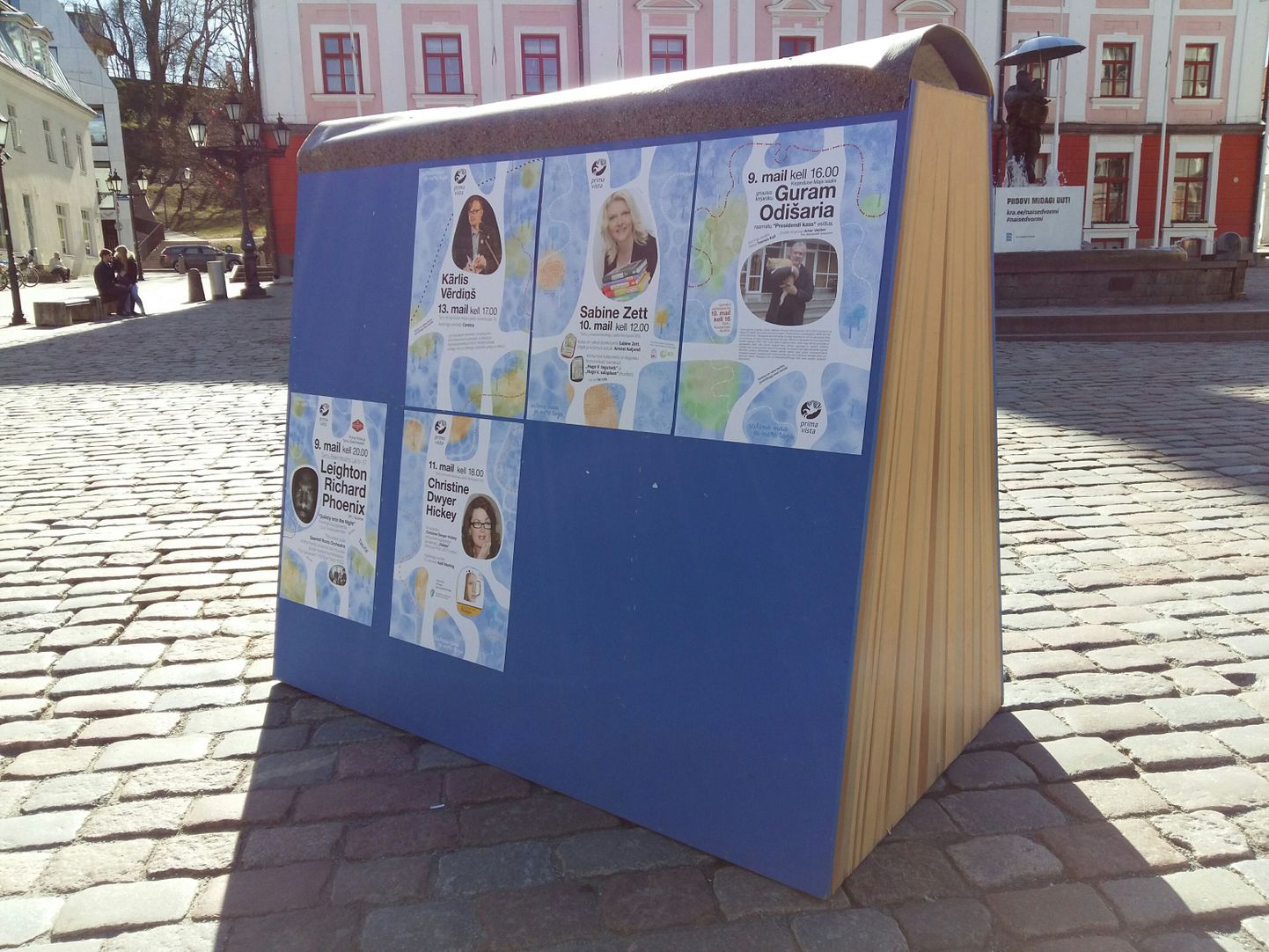 Tartu raeplatsil annab festivalisündmustest teada suur kummuli raamat.