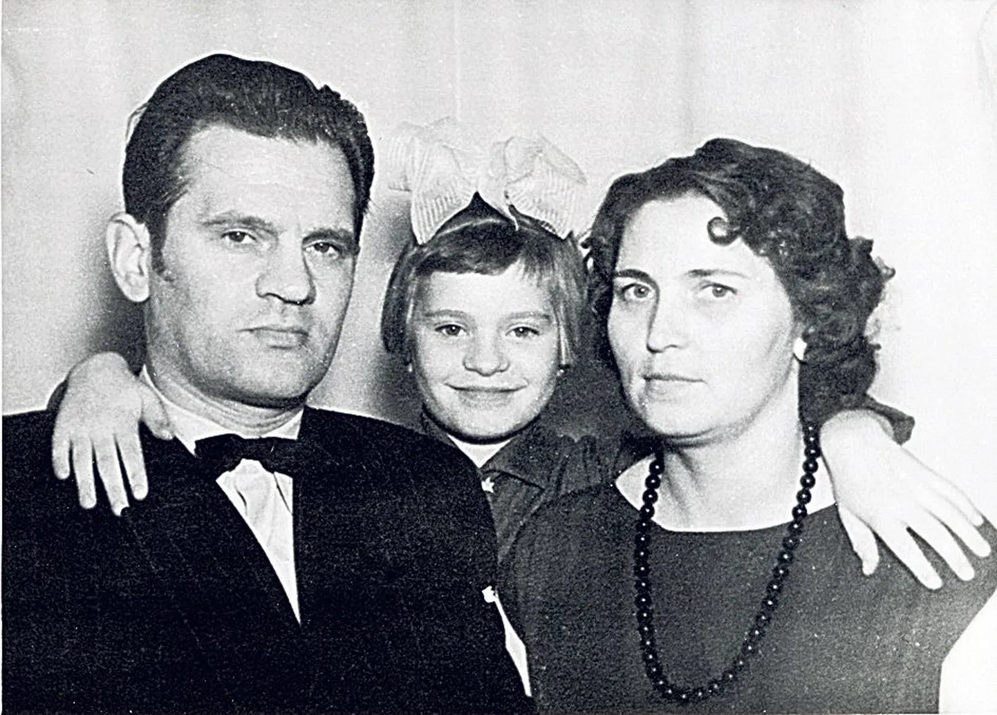 1957: viieaastane Sirje koos ema-isaga, Olga ja Leopold Hoffertiga.
