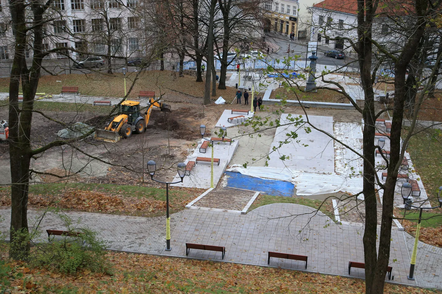 Eile ennelõunal käis Pirogovi platsil vilgas töö ning see jätkub ka alanud kuul. Päris valmis saab ülikoolilinna üks sümboleid tuleva aasta kevadel.