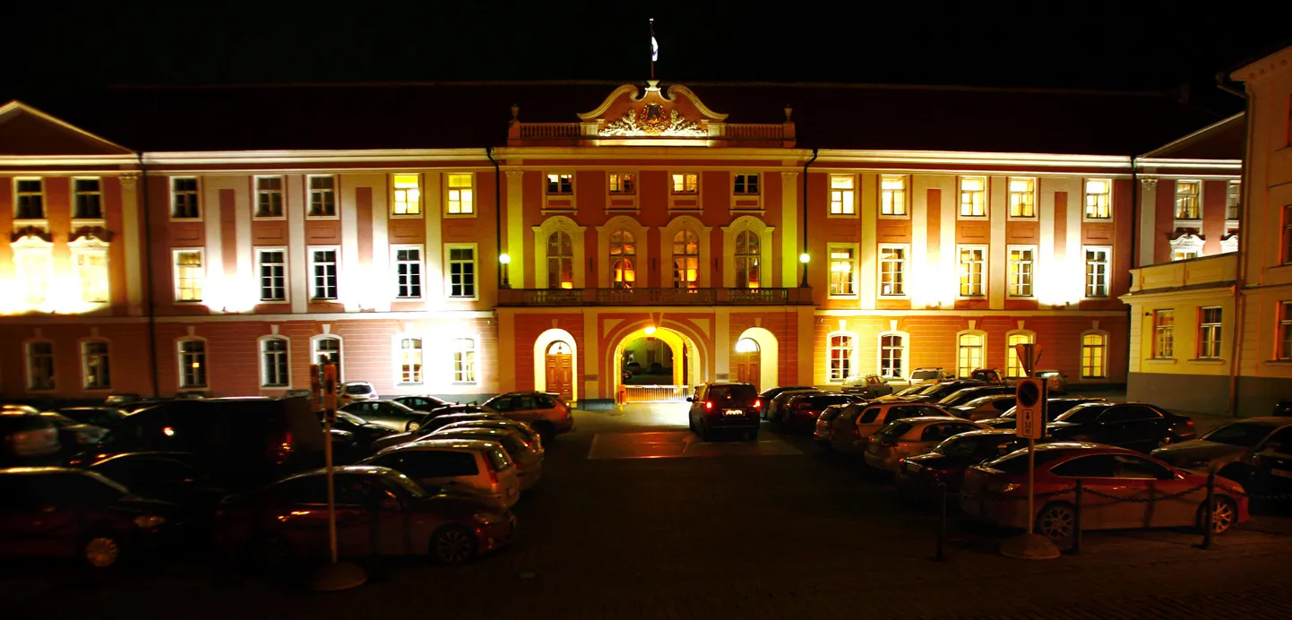 Riigikogu peab ööistungit.