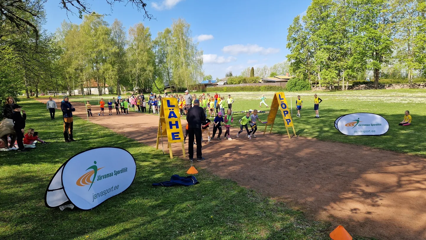 Maakonna algklasside õpilased võistlesid murdmaateatejooksus.