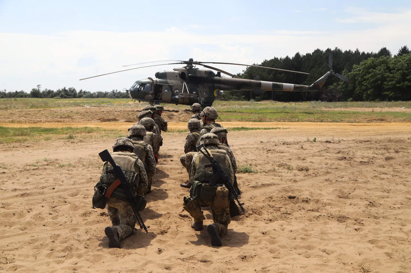 Украинские военные во время учений.