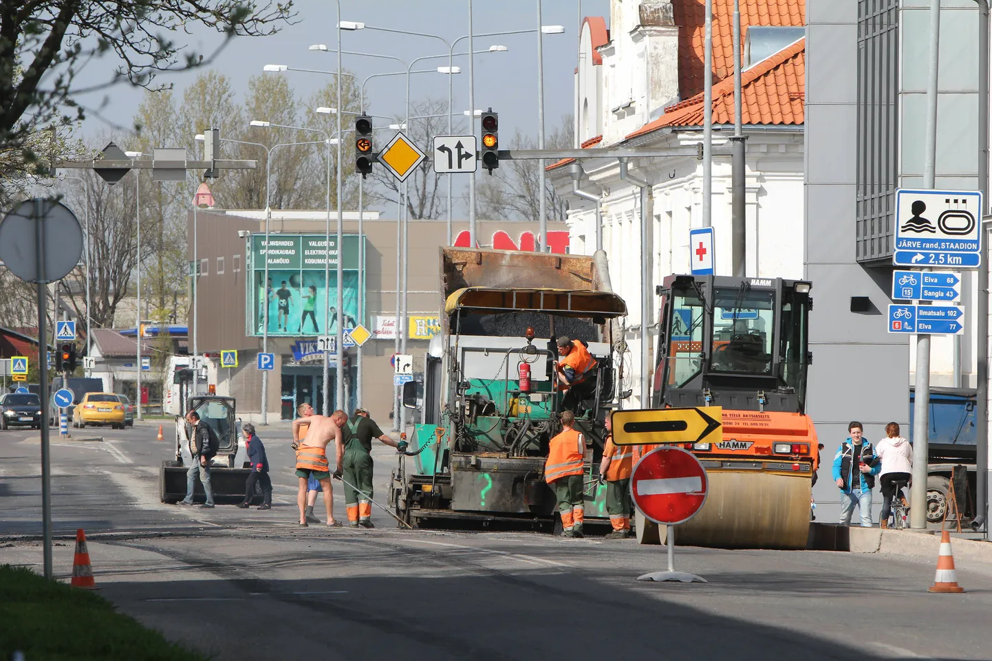 Neljapäeval asfalteeriti Viljandi kõige tihedama liiklusega ristmikku.