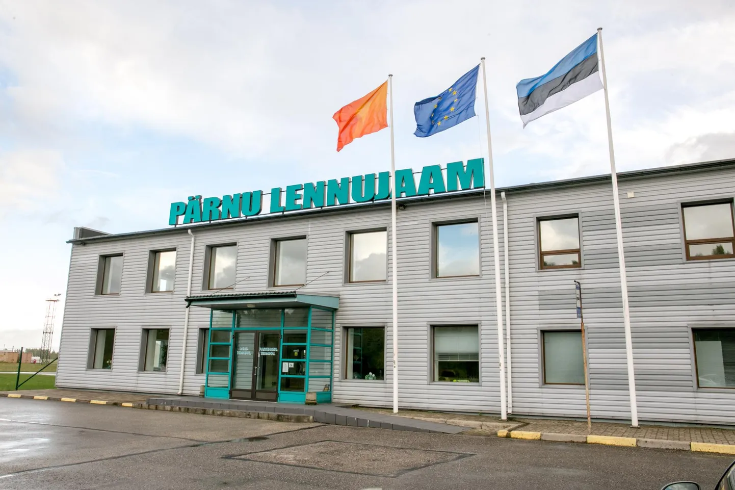 Kas meil Pärnus on ikka lennujaama vaja, on’s reisijaid tõesti nii palju, et lennujaama ülalpidamine end ära tasub, küsib Kaidi Suviste.