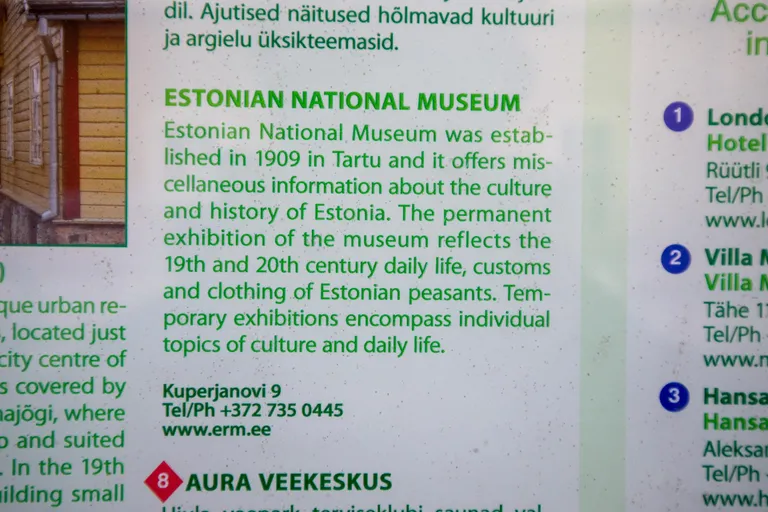 Vaksalis oleva kaardi lisainfotahvlilt saab lugeda, et Eesti Rahva Muuseum asub Kuperjanovi tänaval.
