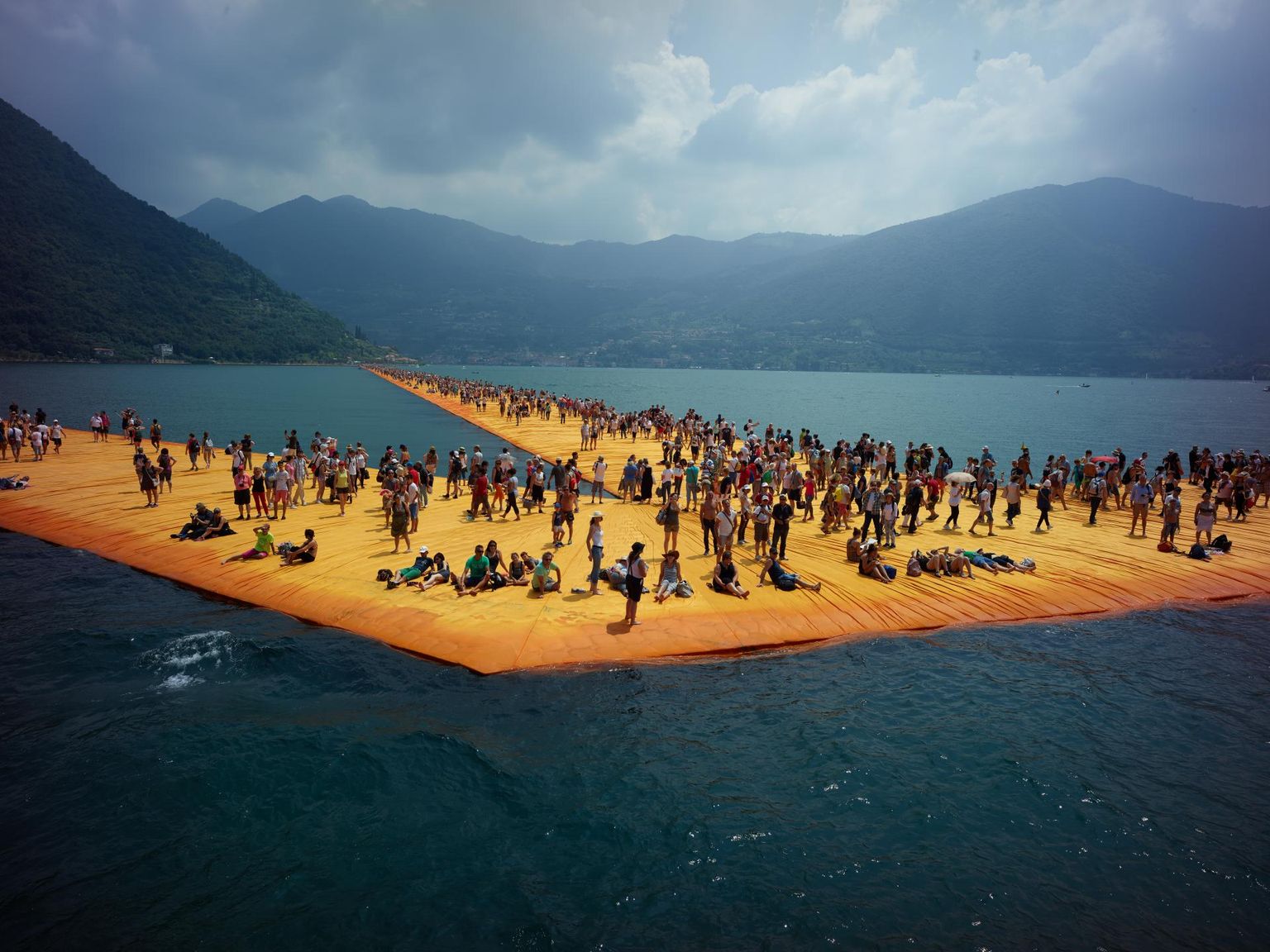 Film «Vee peal kõndides» linastub 21. juulil kell 18 Kondase keskuses. Legendaarse kunstniku Christo mõttevälgatusel sünnib kuldne tee üle Iseo järve.
