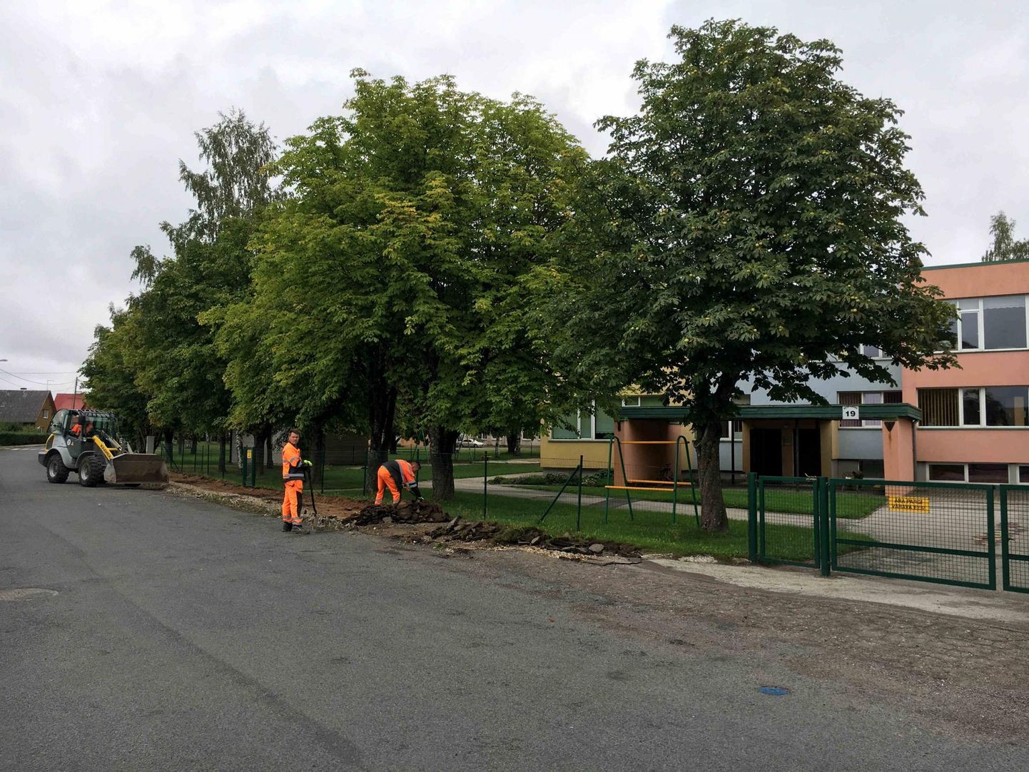 Neljapäeval algas Viljandis Kesk-Kaare tänaval kõnnitee ehitus.