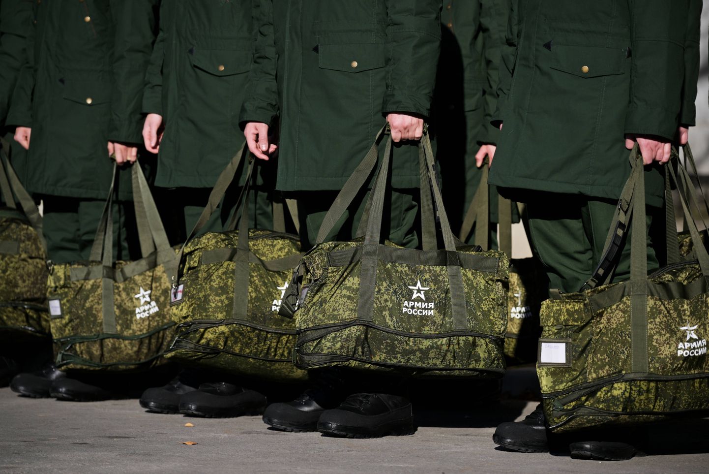 Novosibriskis ajateenistusse astunud noormeeste varustuse kotid. NB! Foto on illustratiivne.
