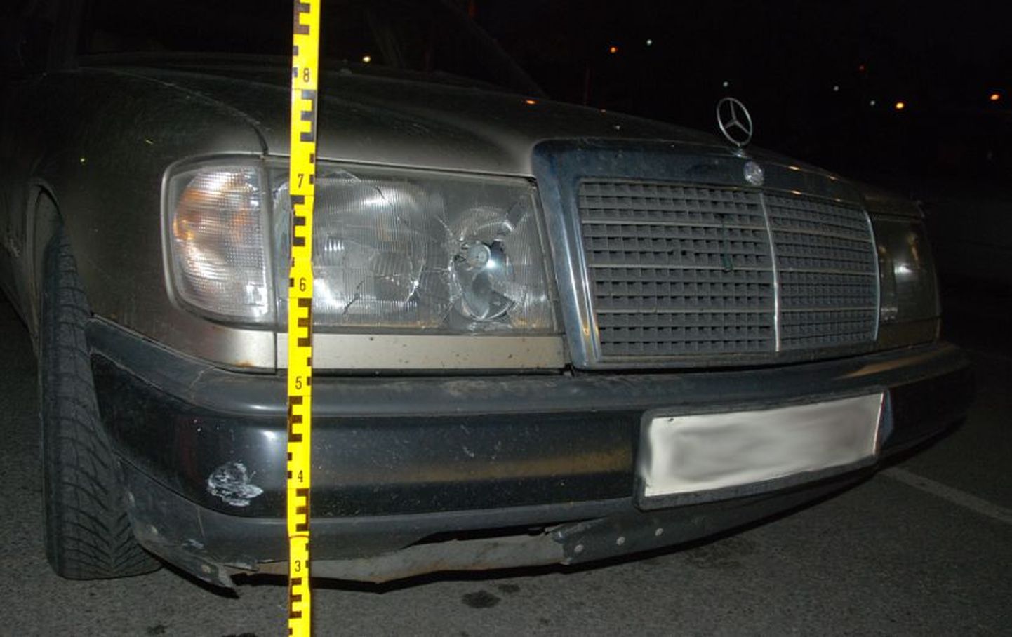 Tasku keskuse parklas rammis seni tabamata auto 7. juuni õhtul Mercedes-Benz sõiduautot.