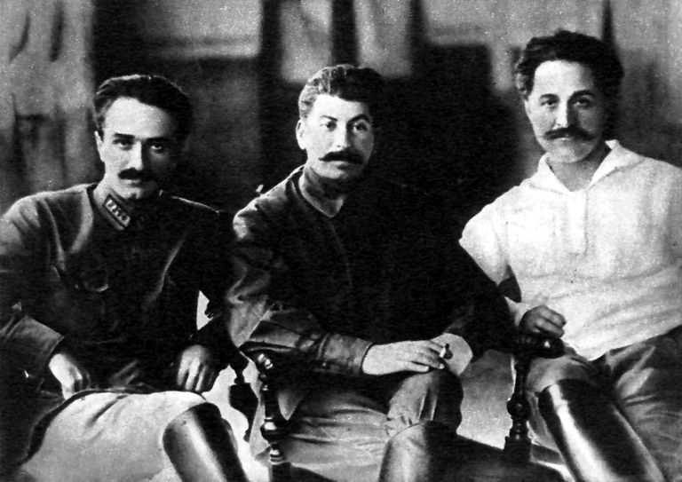 Анастас Микоян, Иосиф Сталин и Серго Орджоникидзе во время «чисток» в тифлисском аппарате ВКПб в 1925 году.