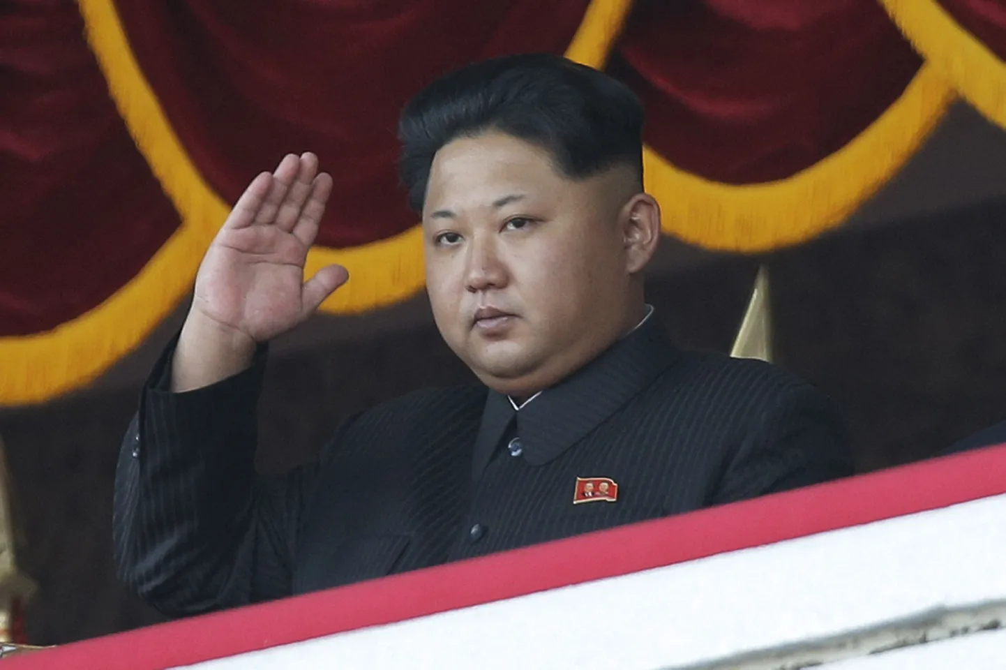 Kim Jong-un paraadi tervitamas.