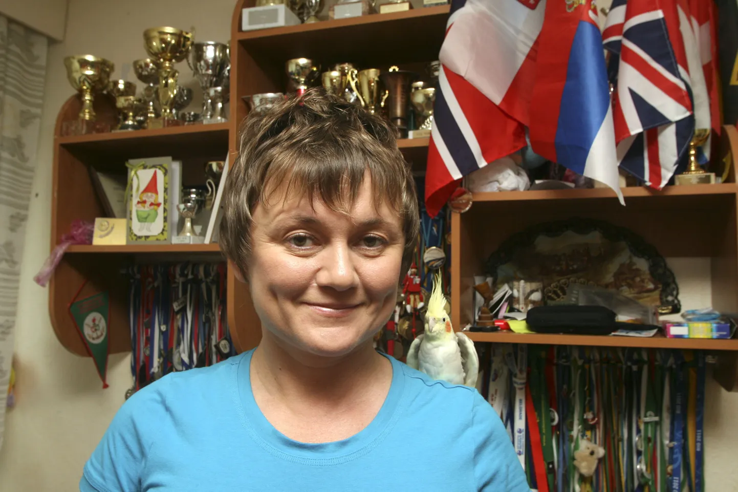 Анжела Воронова на фоне трофеев.