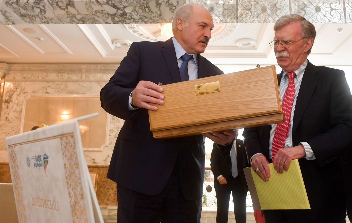 Aleksandr Lukašenka John Boltonile kingitust andmas.