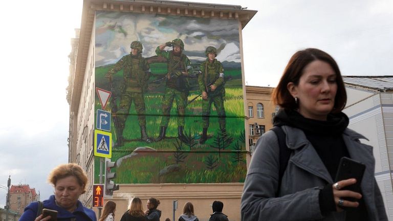 Пропаганда использует все возможности для поднятия "патриотического" духа населения - в том числе гигантские изображения на стенах