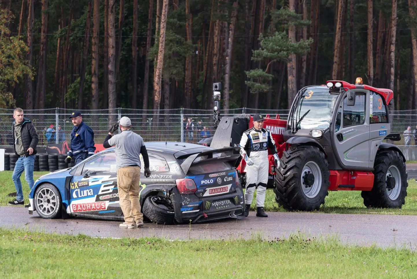 Incidents pasaules rallijkrosa čempionāta Rīgas posmā, kurā cietis Petera Solberga auto