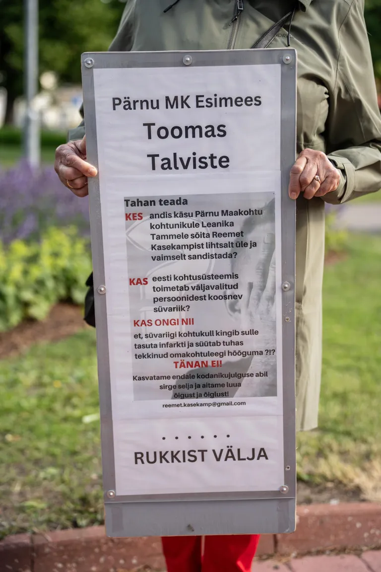Vana-Vigalas elav Reemet Kasekamp tunneb, et õigusmõistjad on talle liiga teinud. Seetõttu käiski ta abikaasa Järviga taas Pärnu maakohtu maja ees meelt avaldamas.