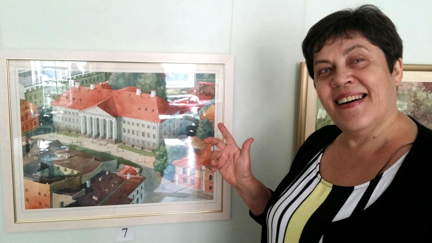 Kunstnik Lea Malin rõõmsalt koos oma akvarelliga, mis loodud Tartu ülikooli peahoonest.