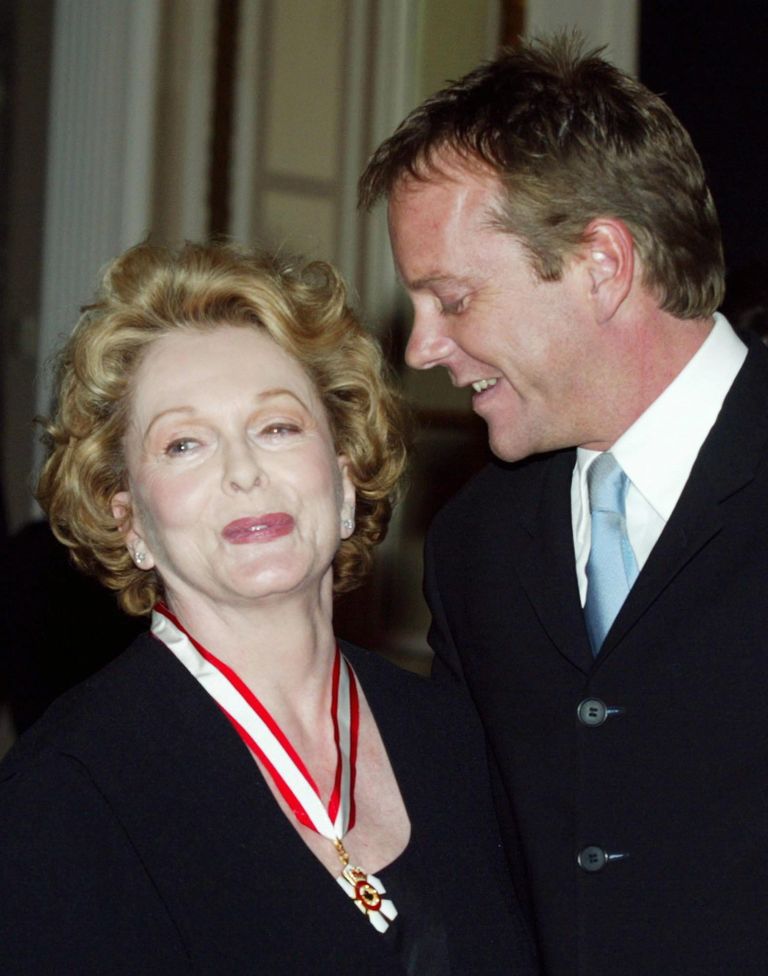 Shirley Douglas poja Kiefer Sutherlandiga aastal 2003.