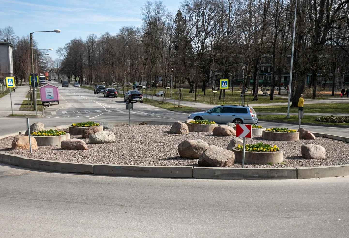 Pärnu Kuninga kooli esisel ringristmikul suunavad kolmapäeval-neljapäeval liiklust reguleerijad.