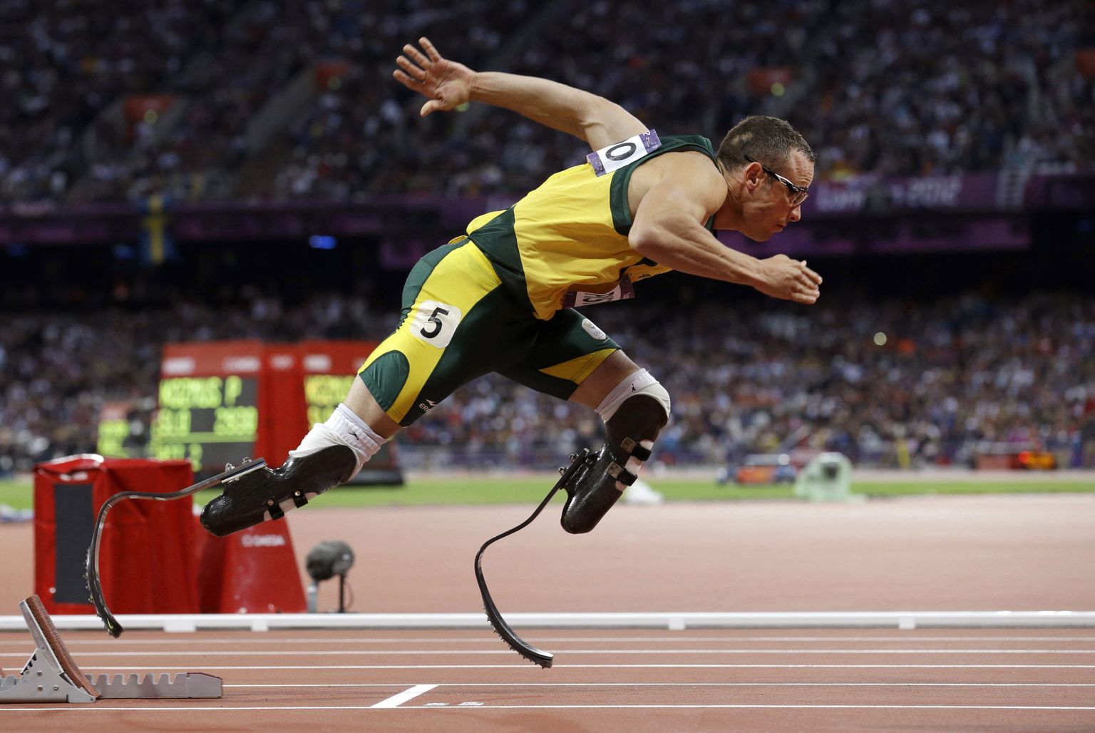 Lõuna-Aafrika invajooksja Oscar Pistorius 5. augustil 2012 Londoni suveolümpiamängudel 400 meetri poolfinaali stardis. Ta ei võistelnud neil olümpiamängudele teiste parasportlastega, vaid tavasportlastega