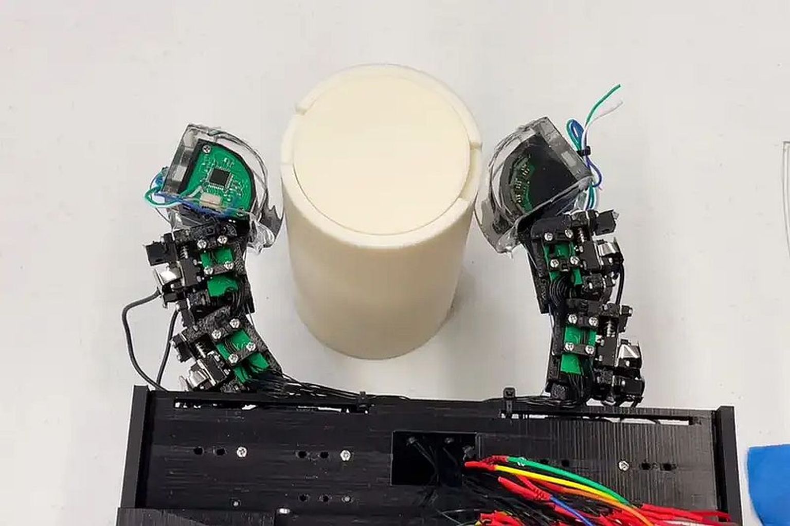 Pidurisüsteemiga saab keerukaid roboti jäsemeid juhtida vaid ühe või mõne mootoriga.