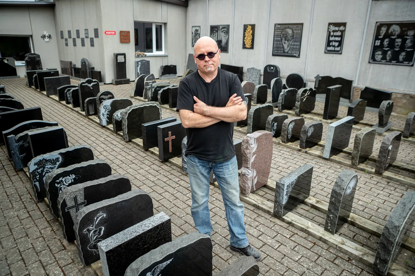 Tootearenduse tulemusel valmivad Kellamäel kauni väljanägemisega hauaplaadid ja -kivid.