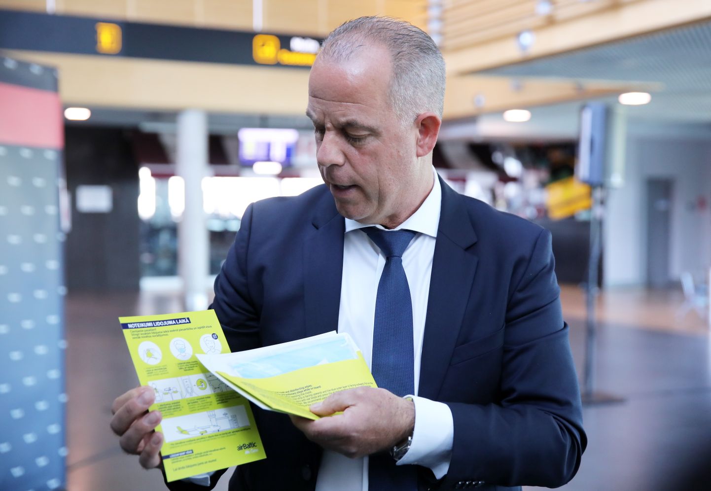 Nacionālās lidsabiedrības "airBaltic" valdes priekšsēdētājs Martins Gauss piedalās preses konferencē, kurā informē par lidojumu atsākšanu starp Baltijas valstīm, kā arī lidostā un "airBaltic" ieviestajiem epidemioloģiskās drošības pasākumiem  Covid-19 pandēmijas laikā.