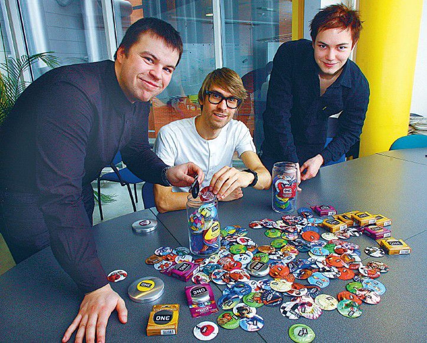 Сотрудники фирмы Vincent Holding Райнер Эйланд (слева), Артур Садовский и Пеэду Туйск рассчитывают на то, что презервативы в веселой упаковке будут пользоваться популярностью у молодежи и завоюют треть эстонского рынка.