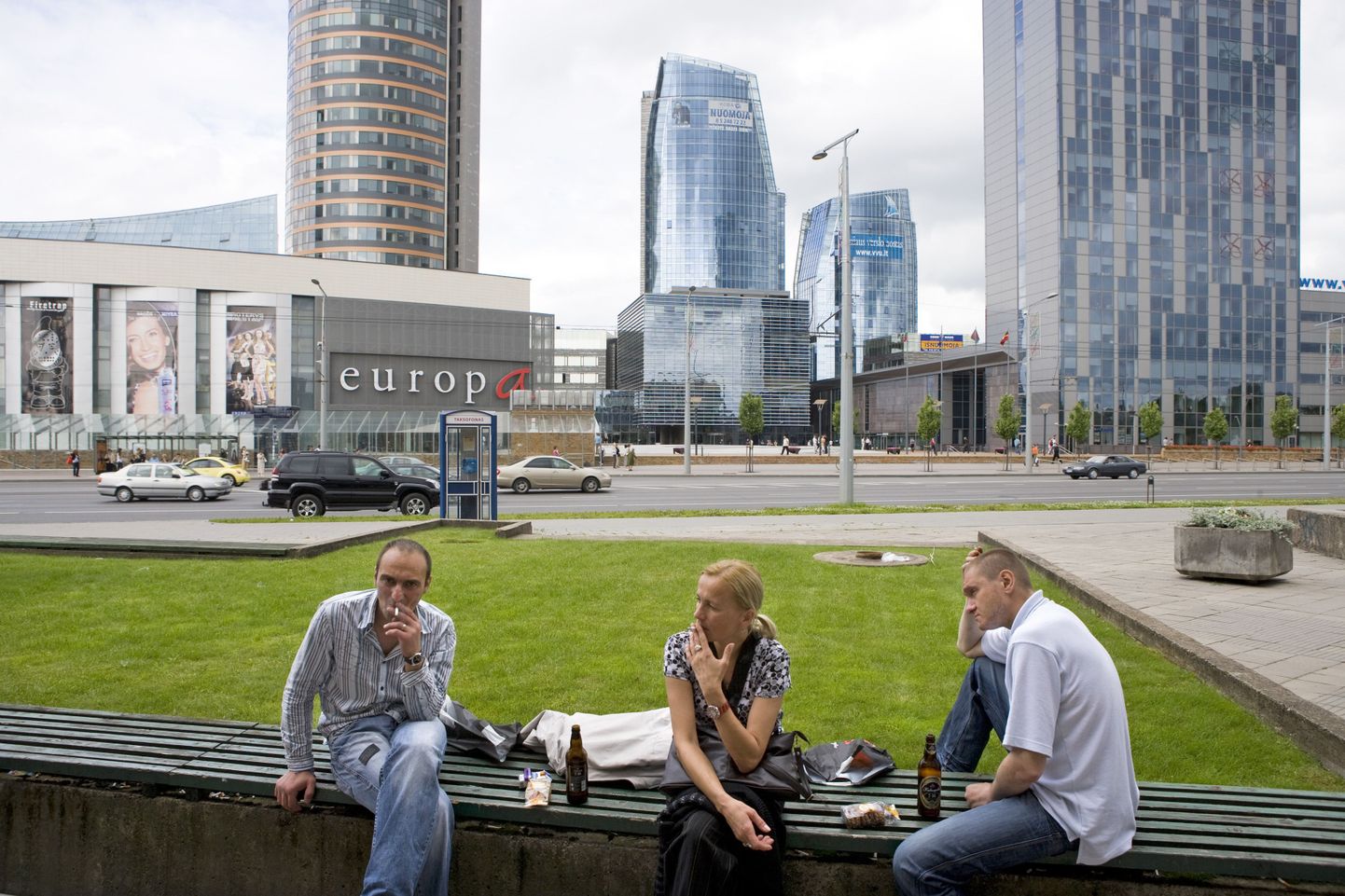 Suitsetajad Vilniuses Europa kaubanduskeskuse ees.