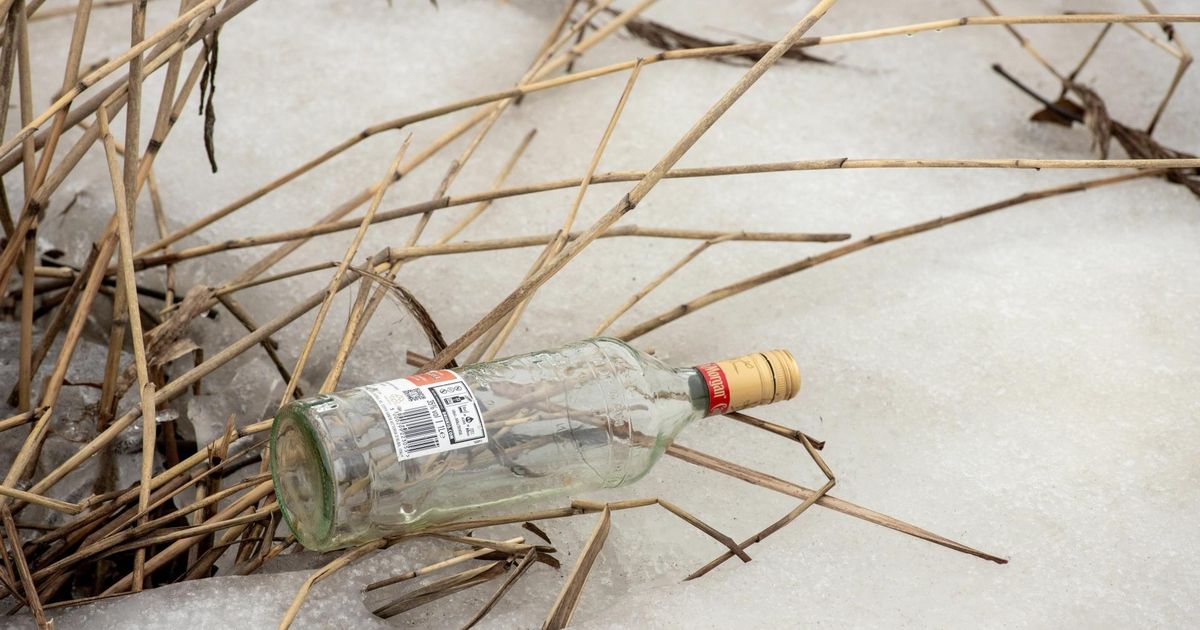 Galerii ⟩ Pärnu jõejääle jäetakse ohtralt suitsukonisid ja muud prügi