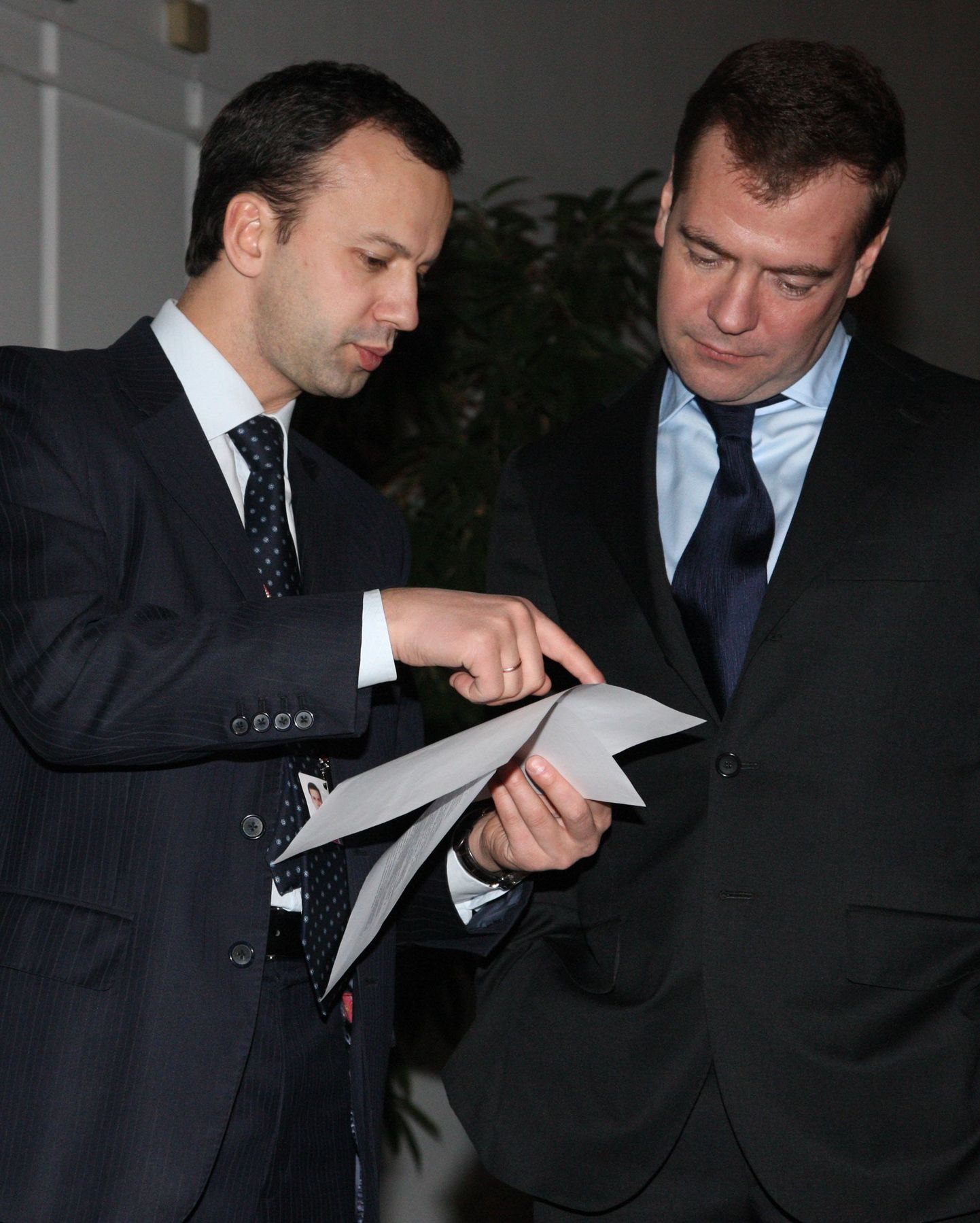 Аркадий Дворкович (слева) и президент России Дмитрий Медведев.