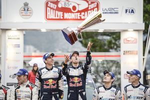 Sébastien Ogier ja kaardilugeja Julien Ingrassia võitsid 2017. aastal Monte Carlos viiendat korda. Paremal jälgivad karika õhku viskamist Ott Tänak ja Martin Järveoja.
