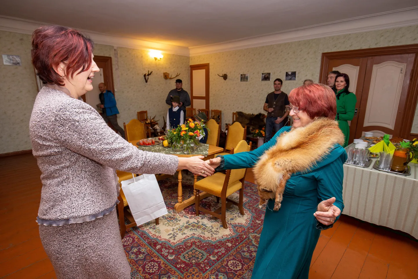Kaks kuud tagasi avati Sargvere mõisas jahisaal, sel puhul käis muuseumi juhti Reet Muru (paremal) õnnitlemas ka Paide abilinnapea Anneli Tumanski (vasakul).Nüüd tegi aga Paide linnavalitsus volikogule ettepaneku mõis müüki panna.