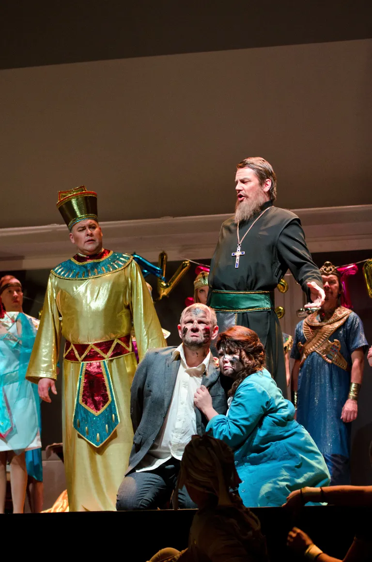 Taga Egiptuse kuningas (Mart Laur) ja Ramfis (Denis Sedov), ees Amonasro (Jassi Zahharov) ja Aida (Heli Veskus), foto: